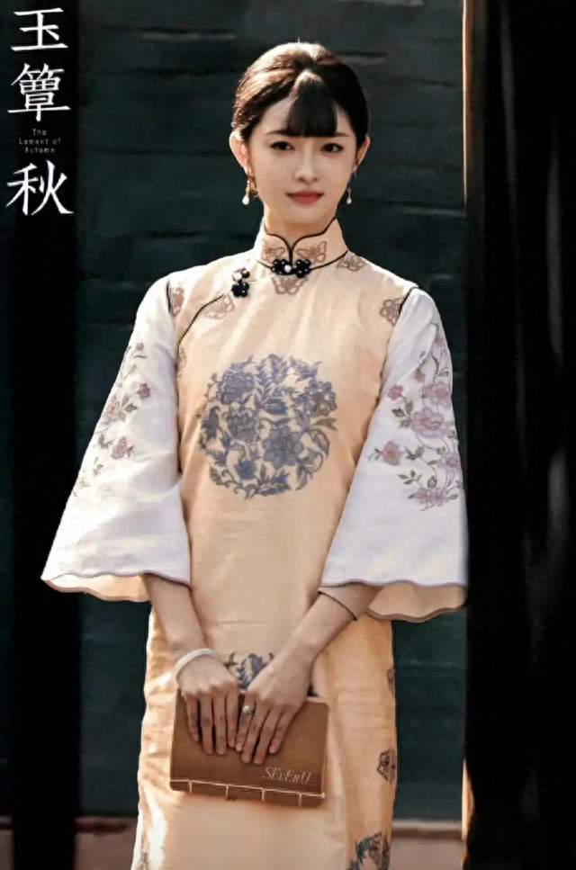 尔冬升之前就点过徐若晗演戏爱张嘴，如今她的牙和嘴把观众拽出戏