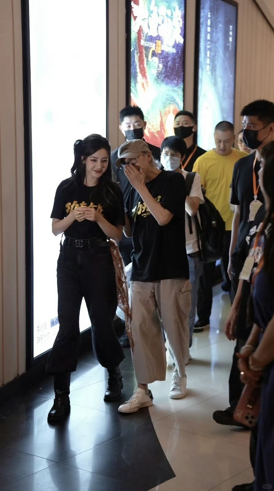 迪丽热巴听到周星驰女儿的表情我们巴巴酱是萌萌的散光少女一枚啊。一开始没反应过来，