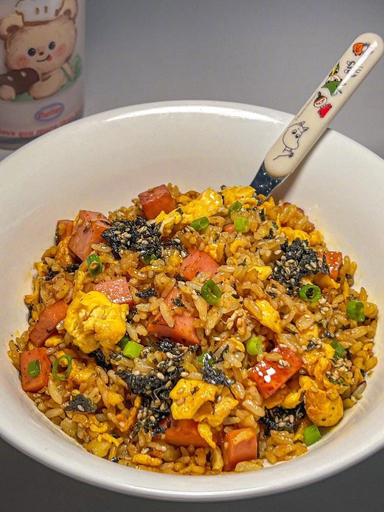 一人食｜我的幸福晚餐·͜·♡🥢午餐肉海苔炒饭 做法分享：两个鸡蛋炒散盛出备用，