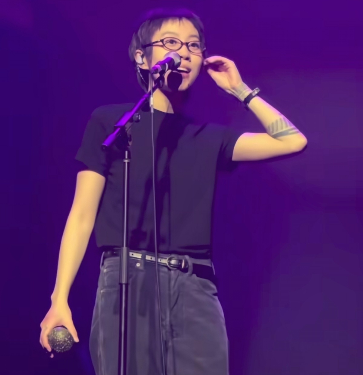 我觉得这热搜透着股拧巴劲儿！什么时候“朴实”成了星二代身上值得被单独拎出来夸奖的