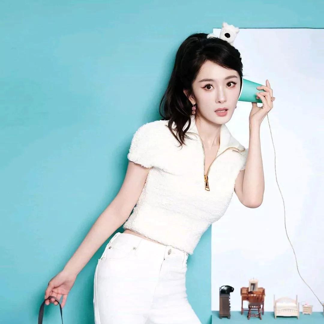 复古风潮，白色时髦穿搭，轻松演绎都市时尚