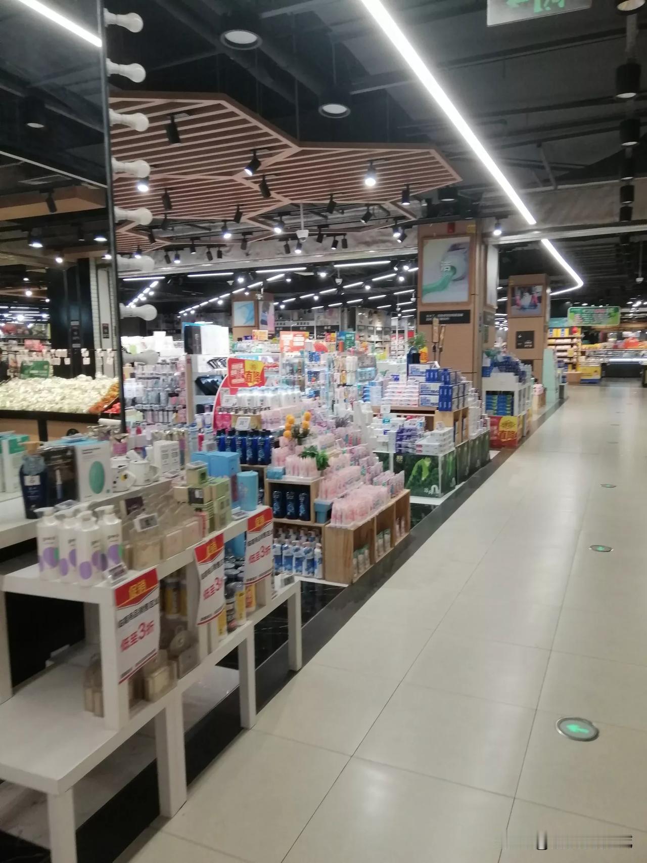 呼和浩特的大型超市，综合评价的话，华润万家超市应该能排第一位！！
