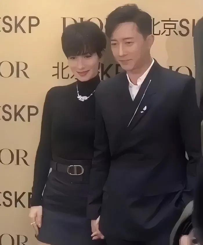 郎才女貌，感觉卢靖姗越来越漂亮[比心]，韩庚越来越有男人味了[呲牙]，适合剪短发