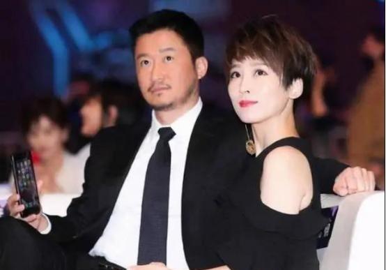 2012年，吴京第一次去拜见岳父，忍不住多喝了两杯，一时兴起，他拍着岳父的肩膀说