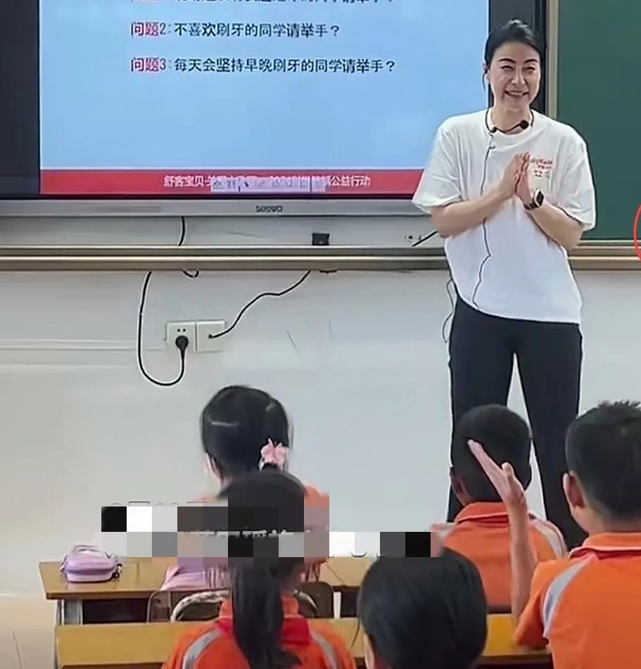 郭晶晶现身惠州龙门
给某小学的孩子们讲护牙知识
表情和蔼可亲，容易亲近
穿白色的