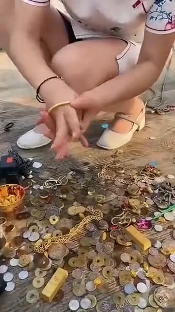 强磁打捞，运气太好了。
在河北青岛，有位热衷收藏的赵大哥在网络论坛上看到有人说云