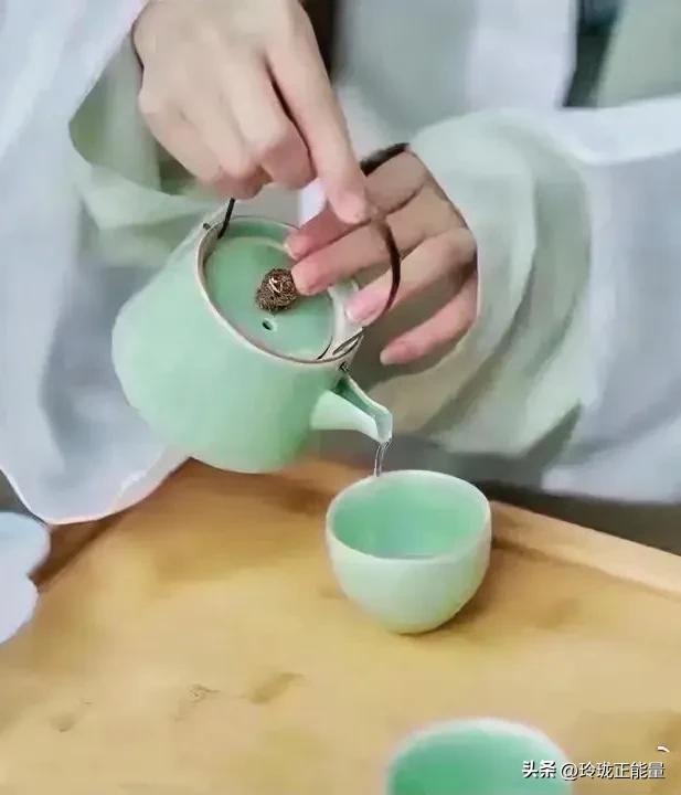破窗效应：放任自我，只会一步步毁掉生活
 
心理学上有个词叫：破窗效应。
如果你