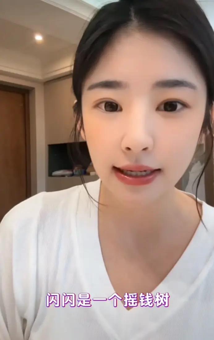 黄一鸣直播时透露，闪闪被请的阿姨虐待了，阿姨自己吃苹果却给宝宝吃苹果核，还把宝宝
