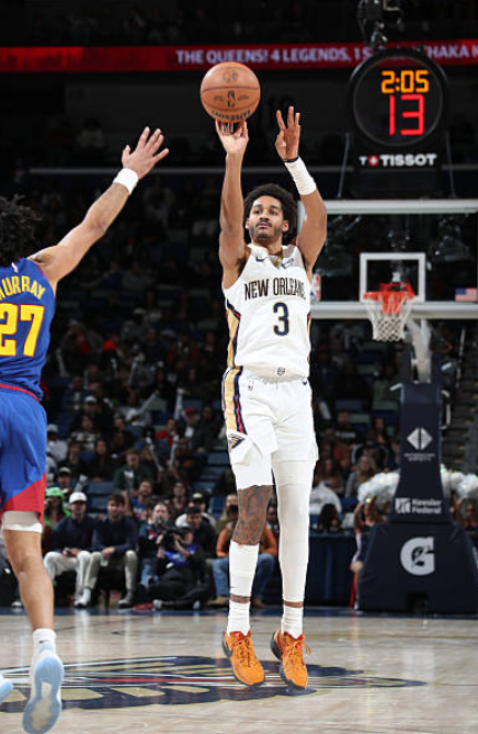 普尔本赛季在鹈鹕也混成替补了场均虽然也有15.6分，但是投篮命中率只有37.6%