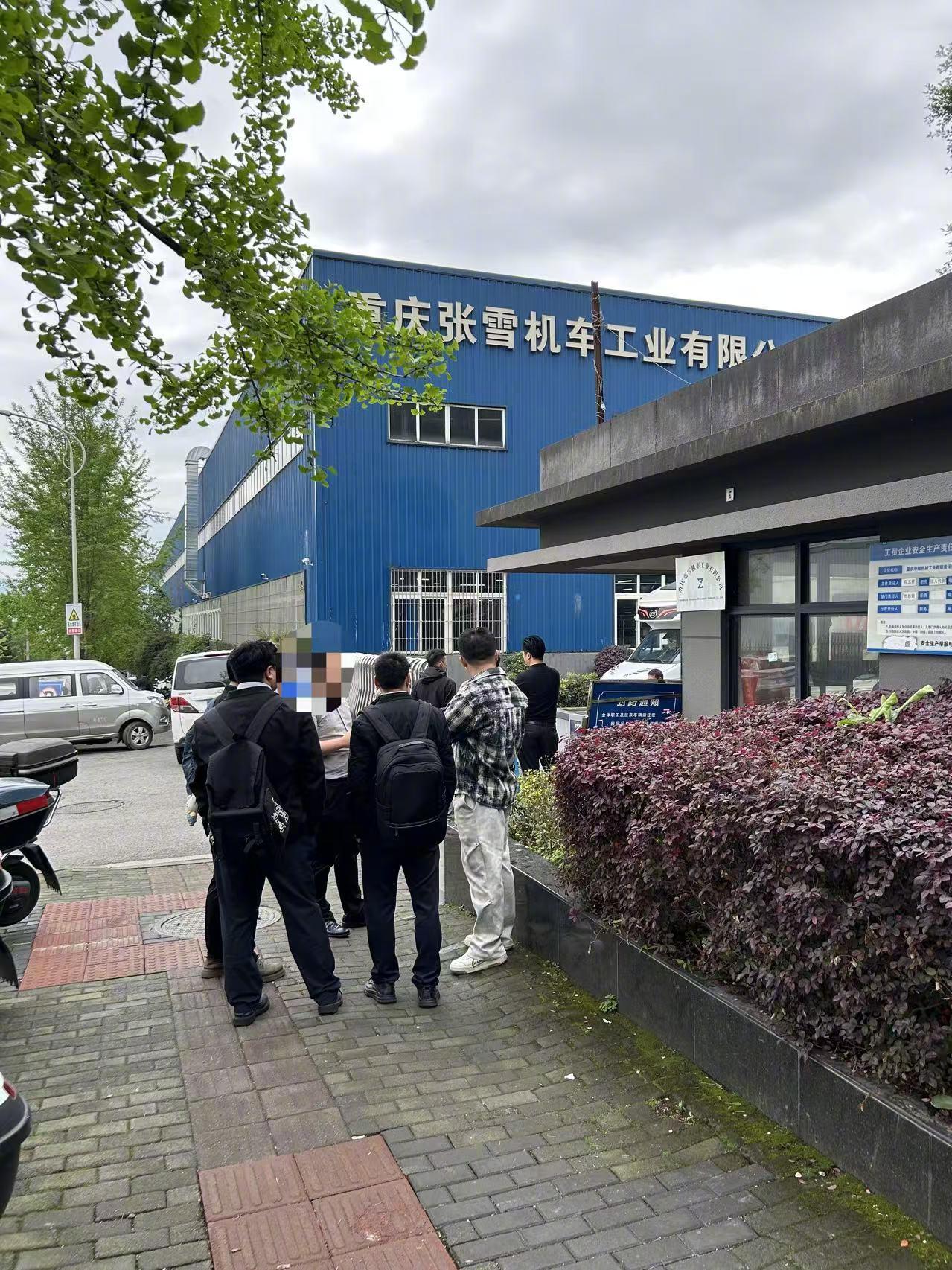 #张雪机车厂外蹲满求职者和经销商#【张雪机车爆火后：有求职者在厂区外“蹲守”三天