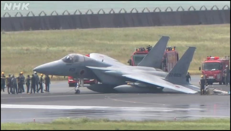 日本媒体报道：当地时间18日，一架隶属日本航空自卫队的F-15战斗机起落架塌了，