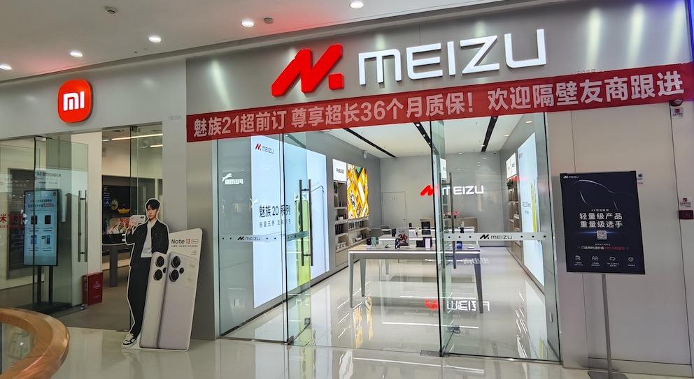 在白色手机的打造上，估计没什么厂商可以比魅族纯粹！
因为别的手机白色一般就是后盖