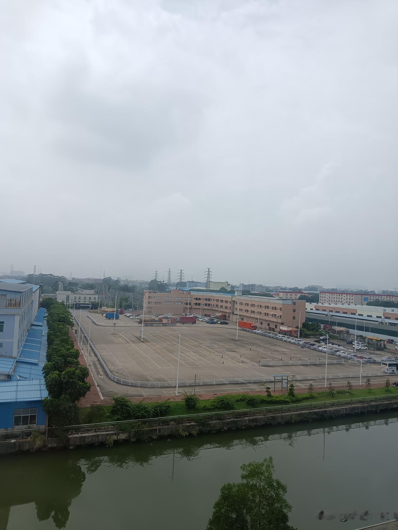 广东城轨为什么客流不足？

其实缘由很直白，广东城轨规划的站点大多选址在相对偏远