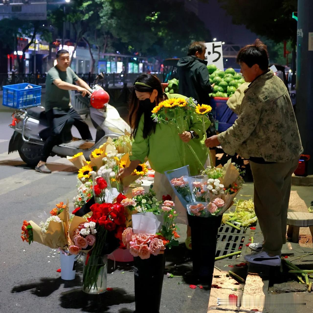 街头花市人欢笑，鲜花簇拥送芬芳。