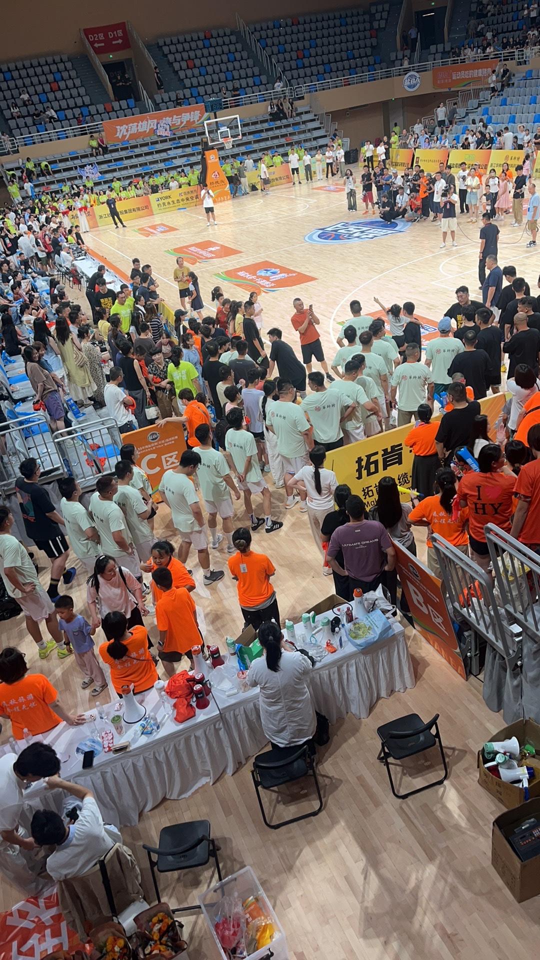 家门口的篮球比赛也很精彩