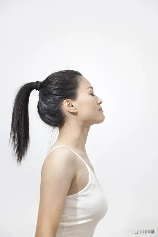 想在短时间内变得有气质，实则并非难事。不妨先从体态方面着手，将脖子往后收，把肩膀