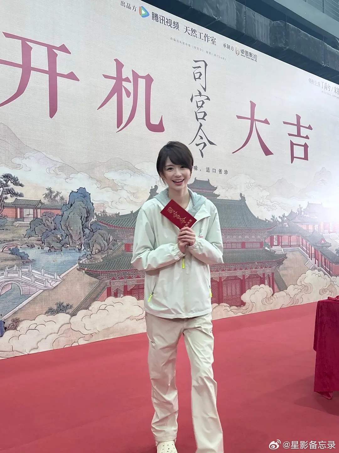 炒炒这是晓明哥签的那个新艺人吗？看到进司宫令了，长得还挺可爱的，就是不知道演什么