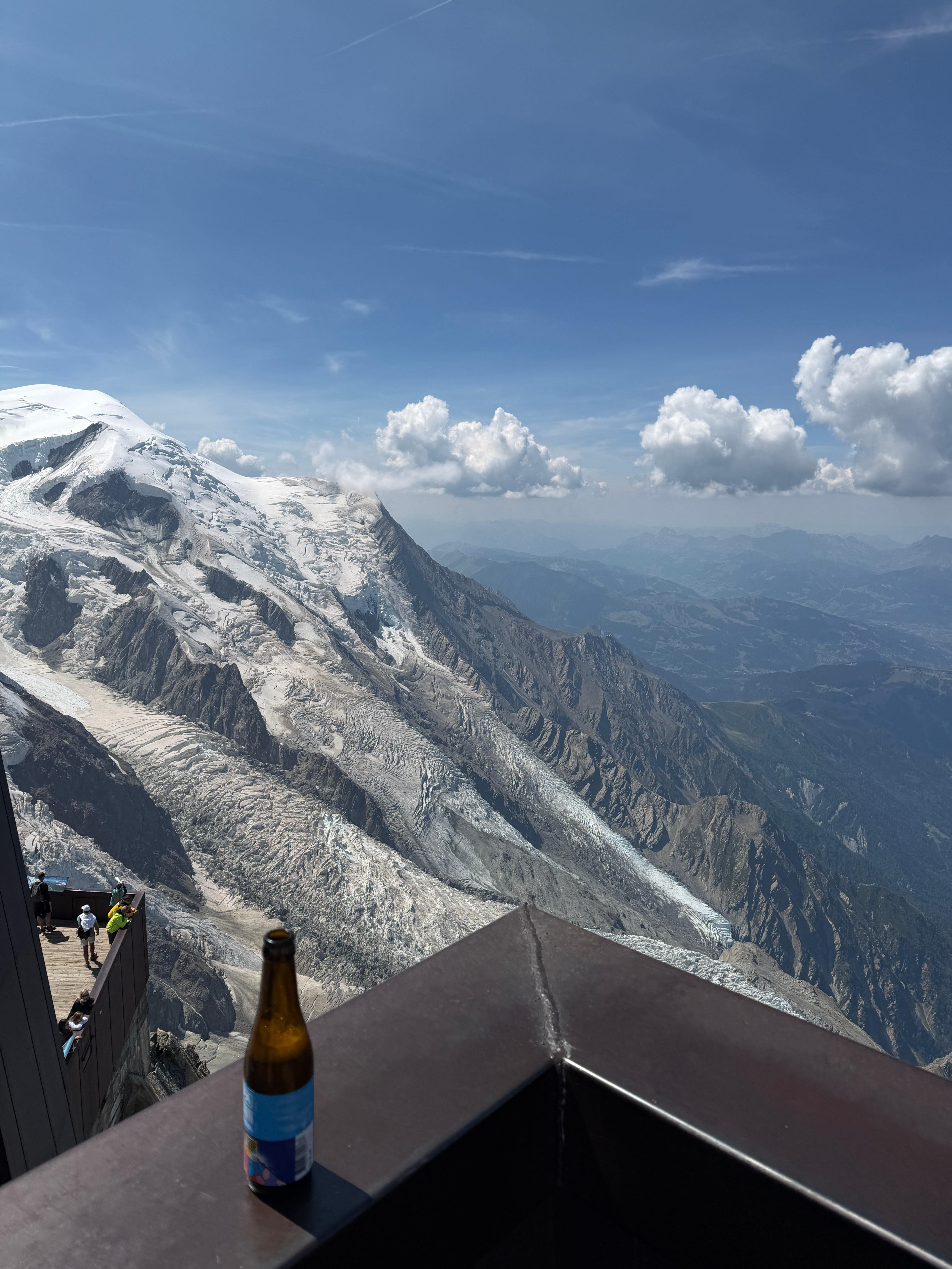 未未同学看着Mont-Blanc爽喝！🏔️🍺 