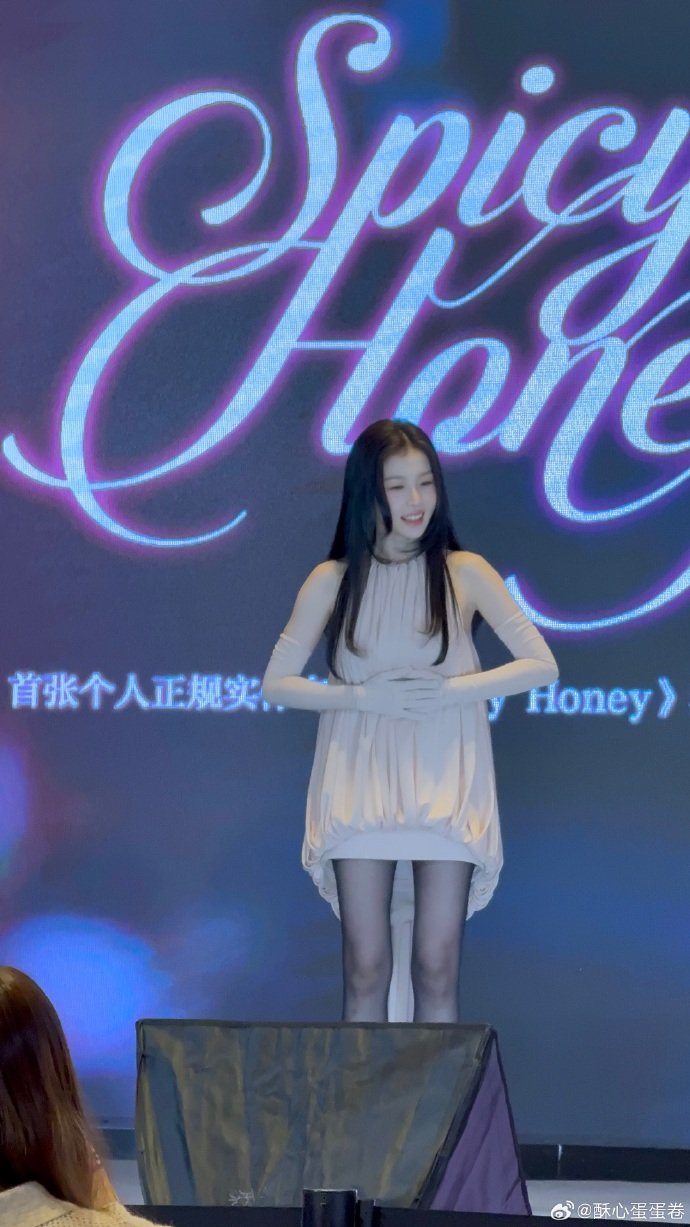 虞书欣签售会原图虞书欣粉裙黑丝 虞书欣粉裙黑丝 