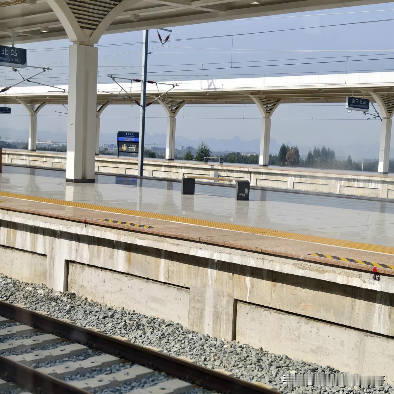 🚉站台在日光下延伸，等待着列车，也等待着未知的旅程。
🌬️风掠过铁轨，似时光