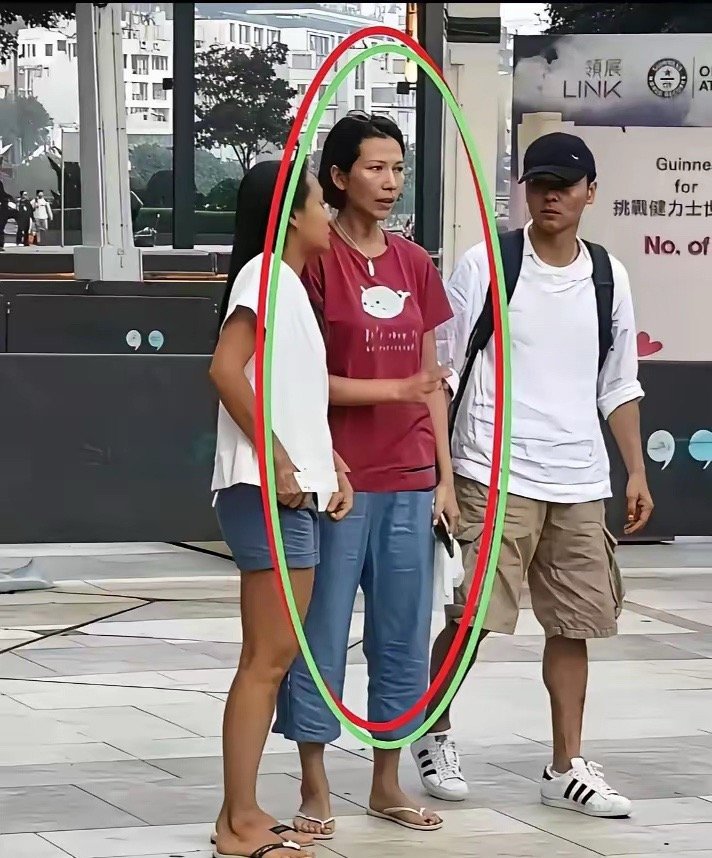 天呐，这身打扮和农村大妈没什么区别，都不敢认了 