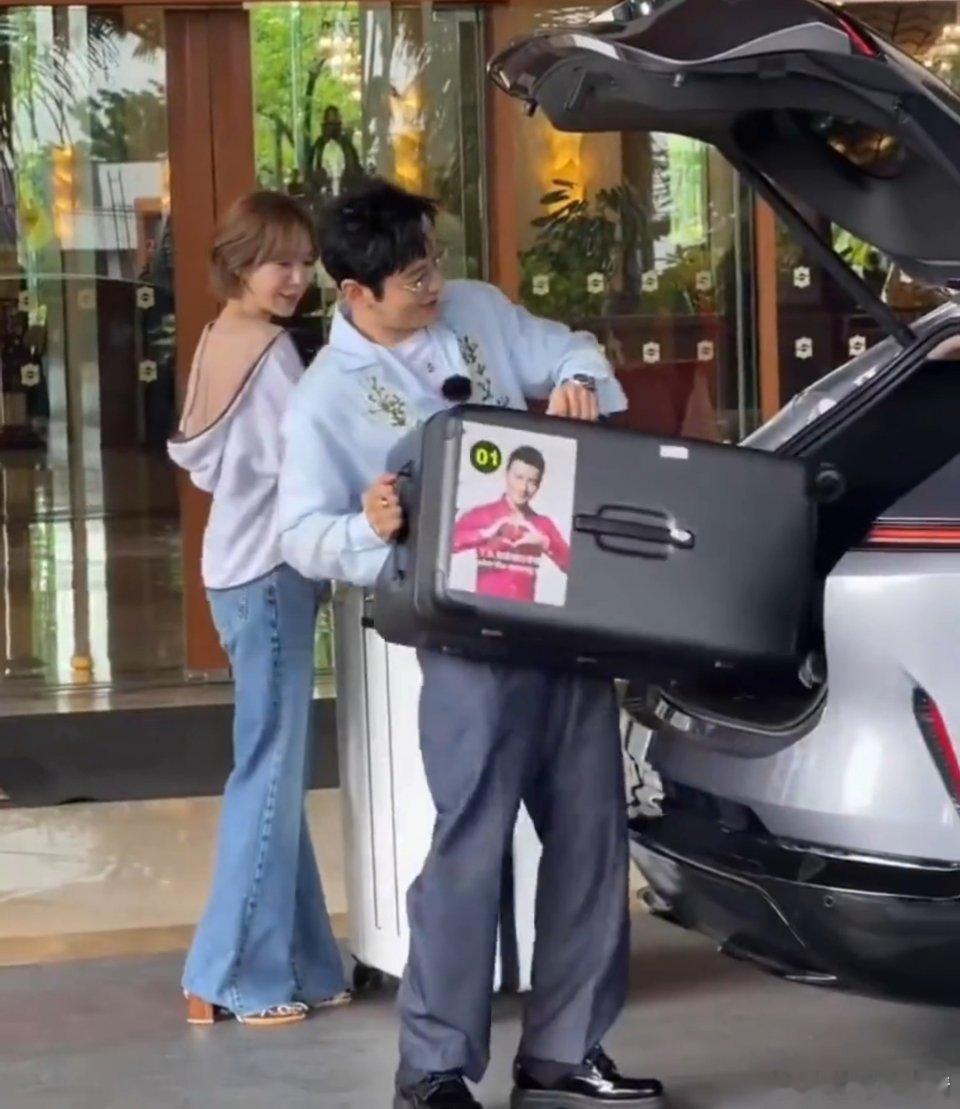 黄晓明 丫头别拿错行李箱知道为什么网友说他油腻了，把自恋都刻到骨子里了 
