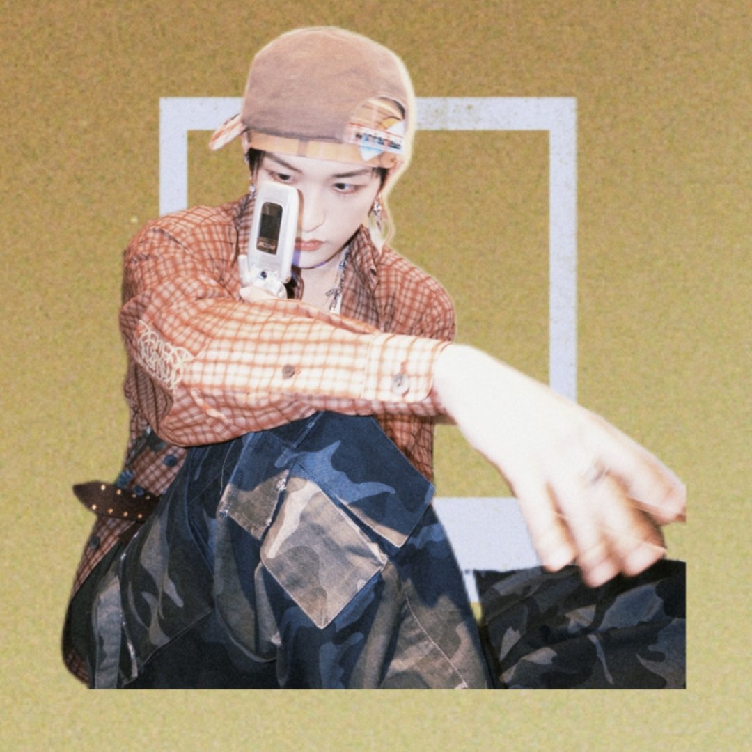 姿势拽拽的，脸乖乖的[好爱哦] ​​​