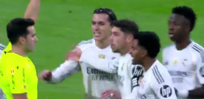 巴尔韦德因为告诉裁判：“这不可能是两张黄牌，你不能这样把他罚下场”而被出示黄牌。