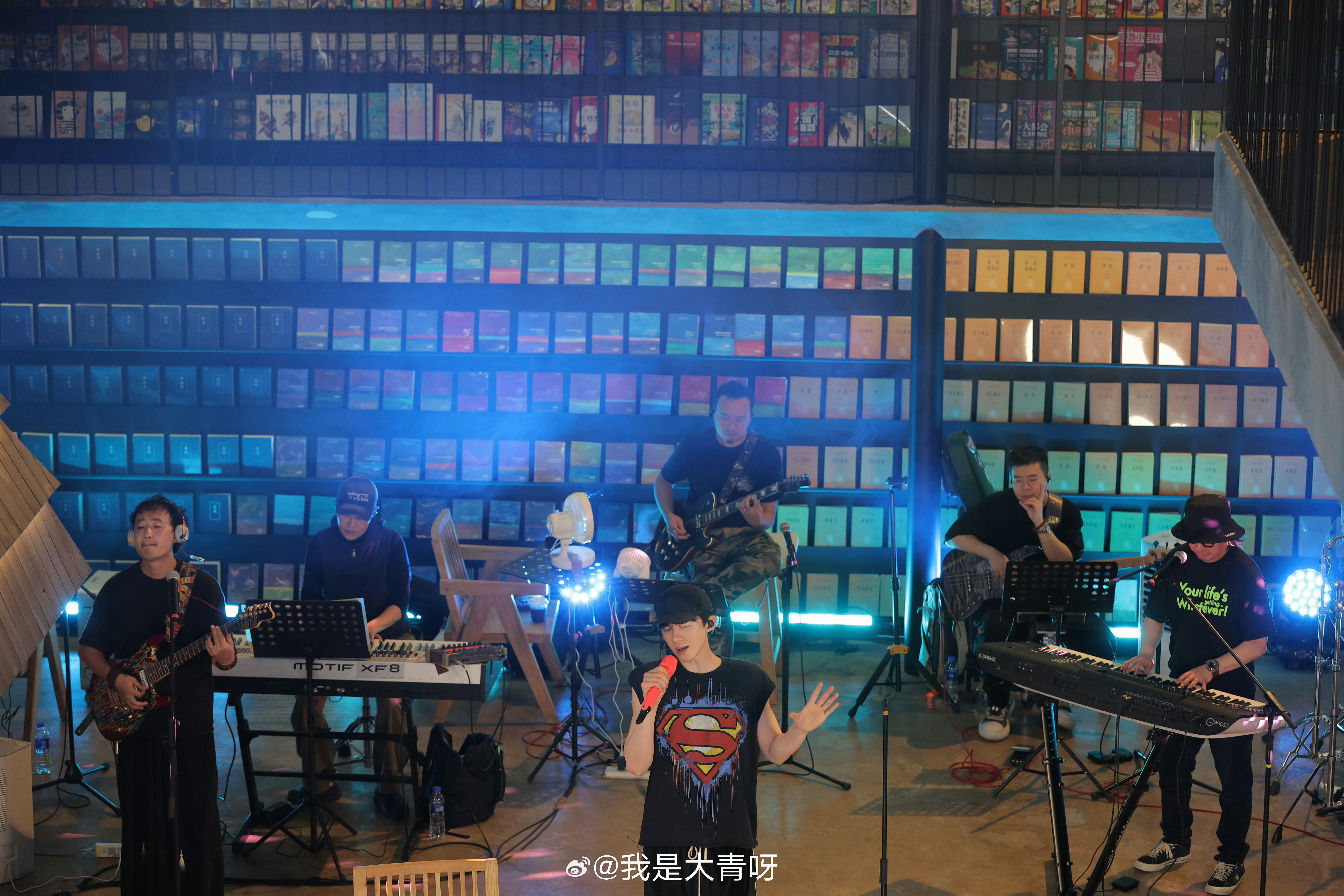 刘宇宁直播刘宇宁康乃馨音乐节7.0 看到这张彩排图真的很有感触一下子回到2018