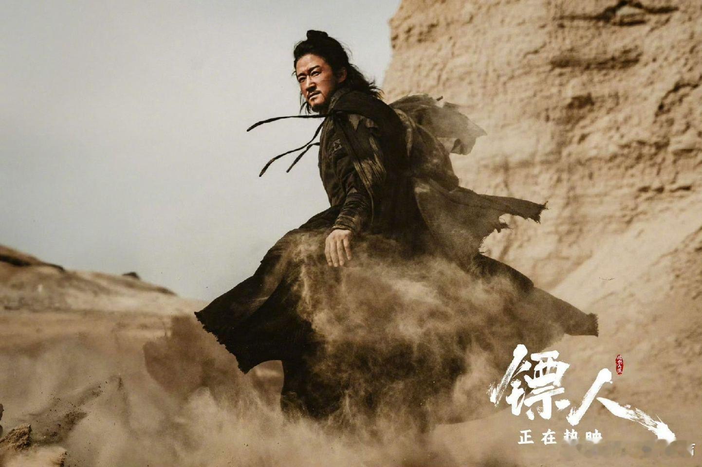 AI时代还需要肉身搏命拍武侠片吗春节档激战正酣，《镖人：风起大漠》携大漠黄沙破局