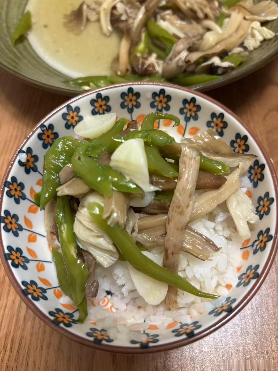 鸡纵尝试过N种吃法，我个人认为最顶的吃法是蒸。         做法极其简单：鸡
