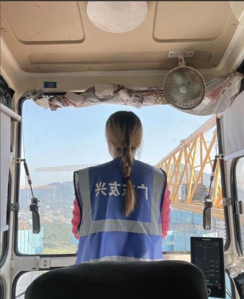 36岁女塔吊司机干了四个月，工资一分没见着，却等来一句“你女的干不了这活儿”。