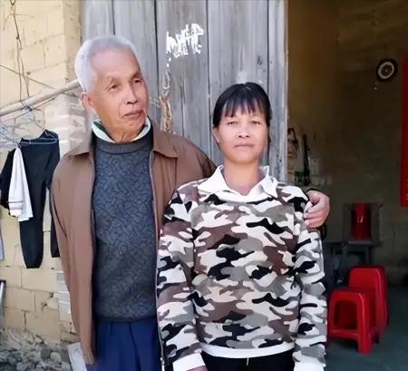 1994年，49岁梁二将19岁女工友带回村，随后两人开始疯狂造人，短短21年，两