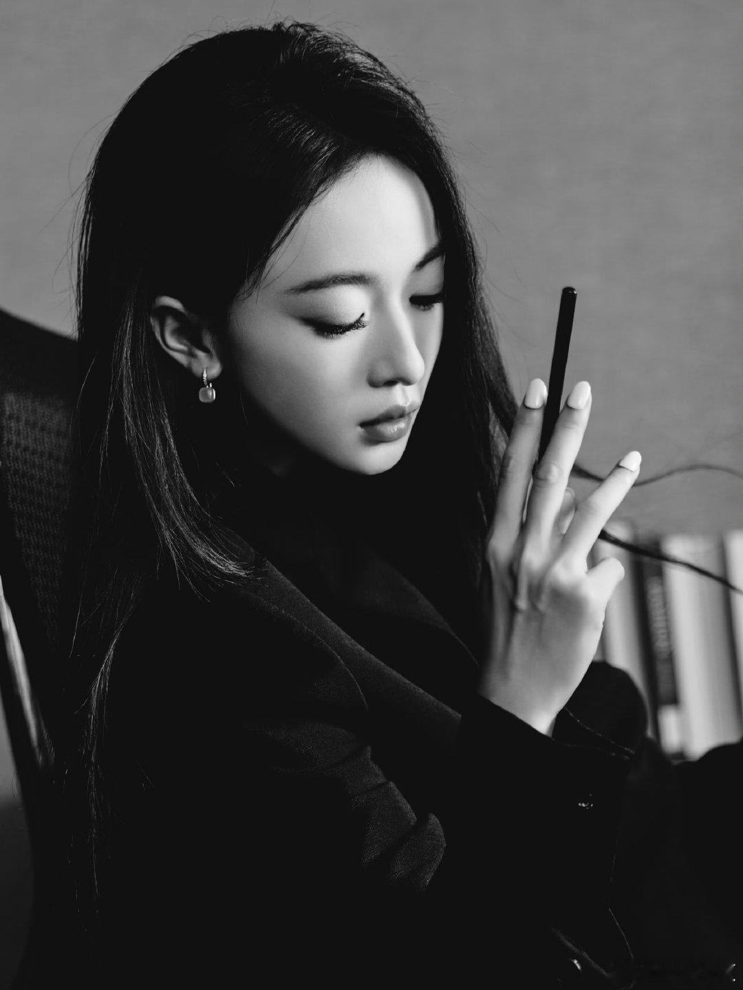 吴谨言御廷谣追剧团look吴谨言姐姐给你撑腰黑西装造型气场全开，慵懒松弛又带着飒