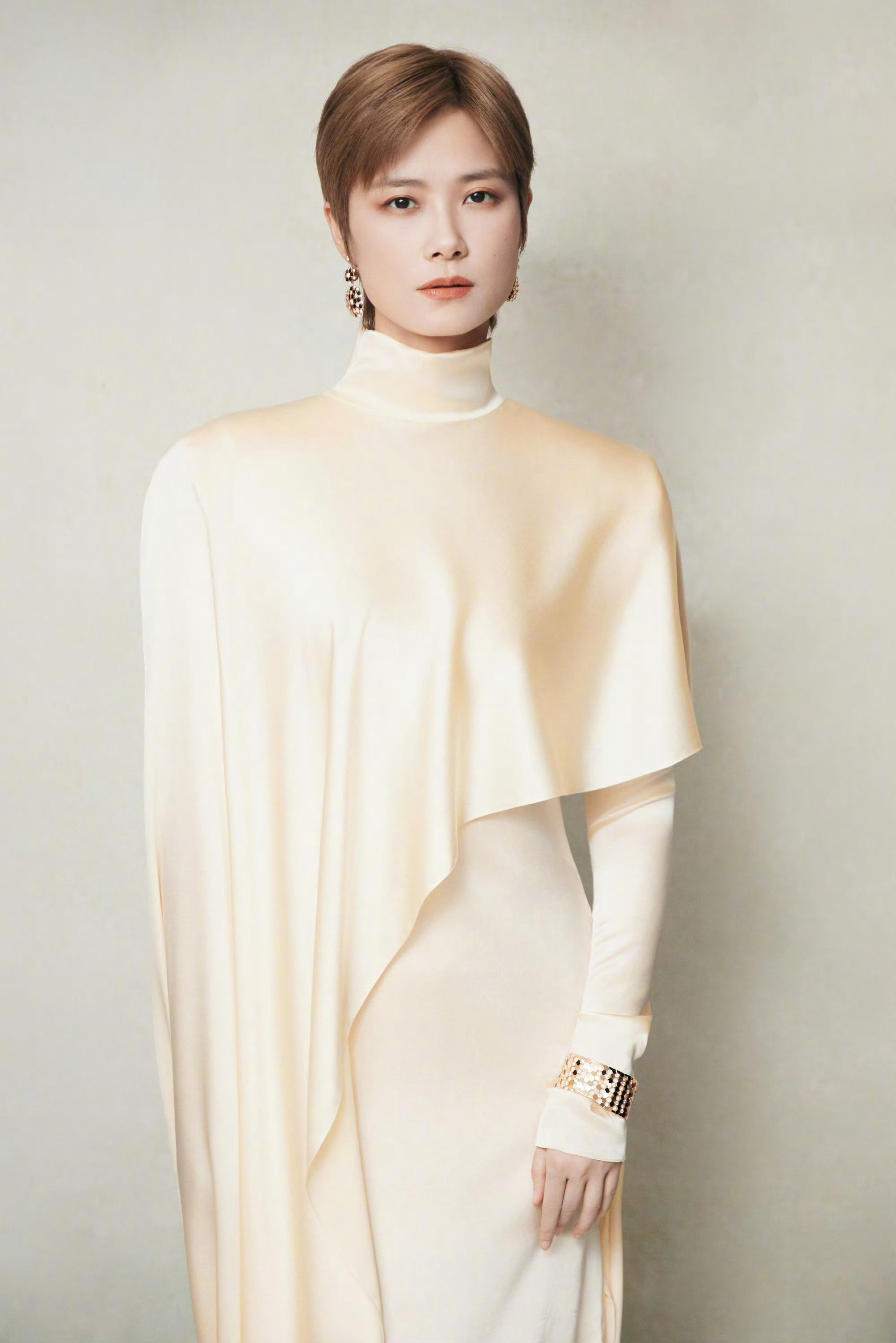 李宇春 昨日 北京国际电影节 闭幕式，身穿MUGLER 丝缎礼服，佩戴CHAUM