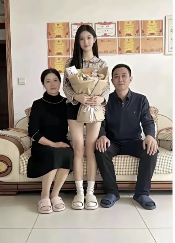 爸妈乐得藏不住了，如今女儿争气考上重点大学，所有的辛苦全都有了着落。
 
自家闺