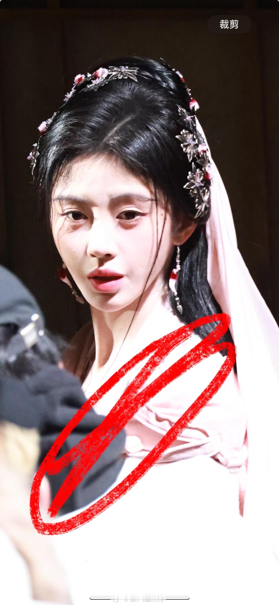 鞠婧祎月鳞绮纪粉衣新造型路透  啊啊啊啊啊啊啊露芜衣你美😭 