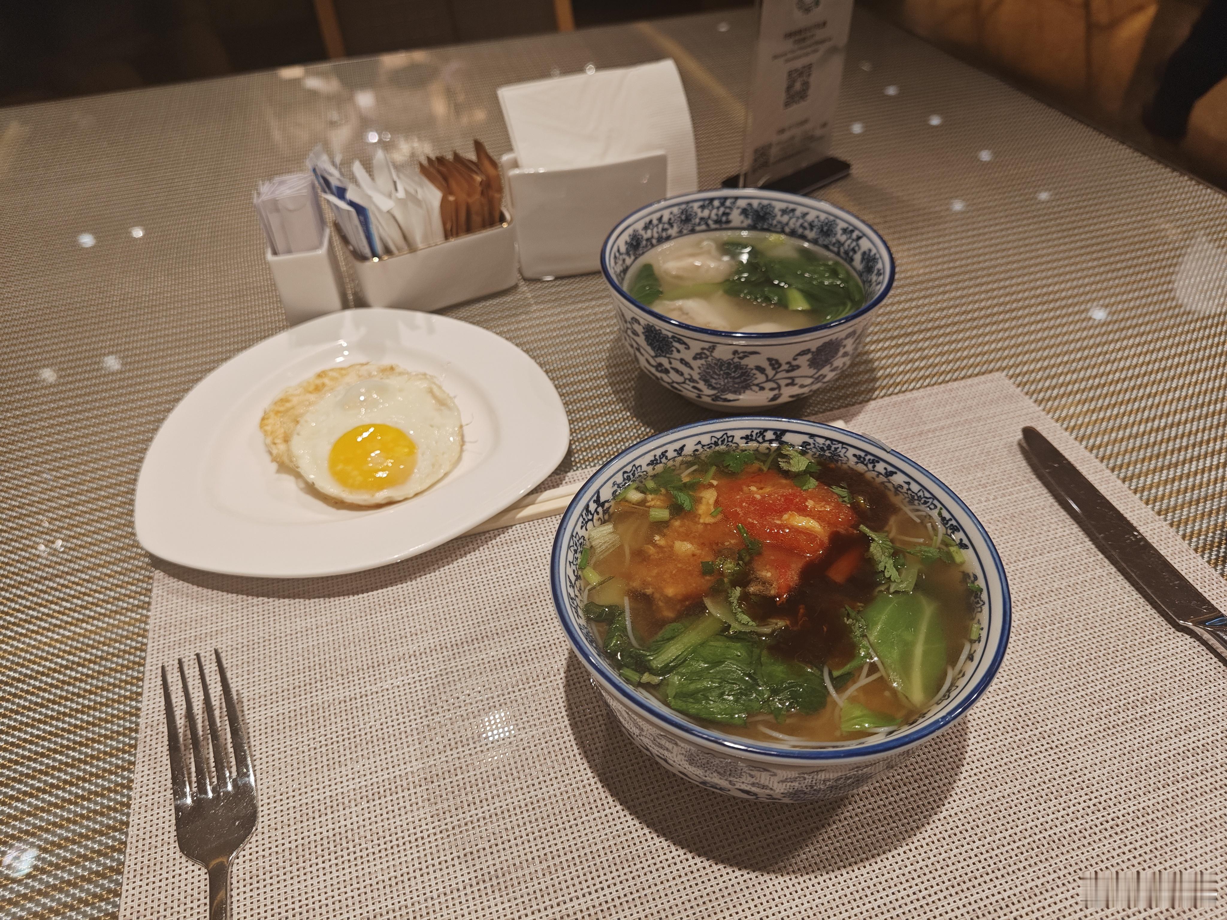 难得这么早起床，香格里拉的早餐必须吃。[666]吃完北京不到一日游就准备结束了，