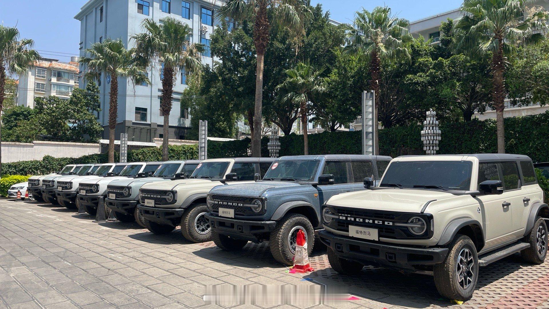 看这一排有着五十多年发展史的福特Branco，复古且现代，方正又硬核，而今，TA