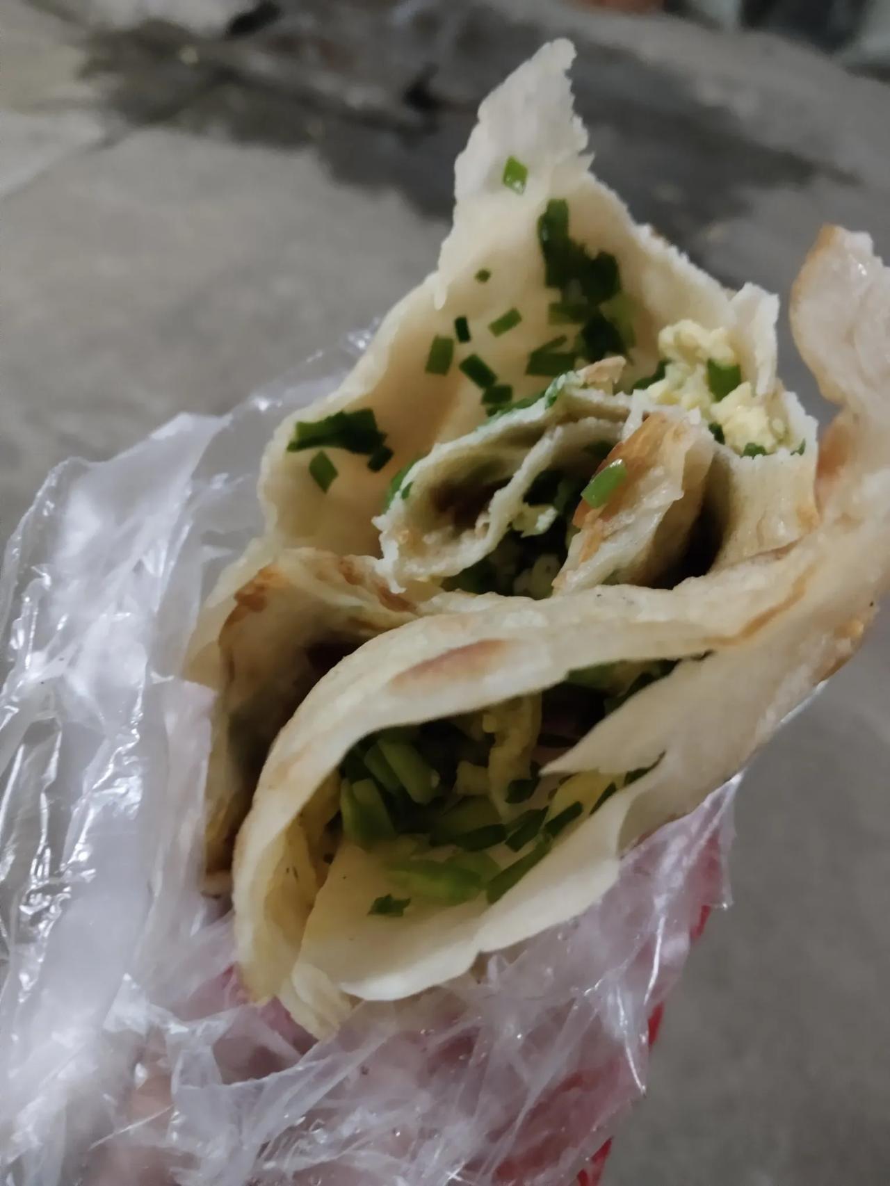 有把韭菜，想改善生活，一时没有想到吃什么。

韭菜饺子麻烦、韭菜包子麻烦，韭菜卷