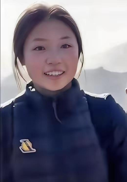 不查不知道，
一查才惊觉，
19岁的陈欣妍根本不是“偶然走红”，而是藏着滚烫初心