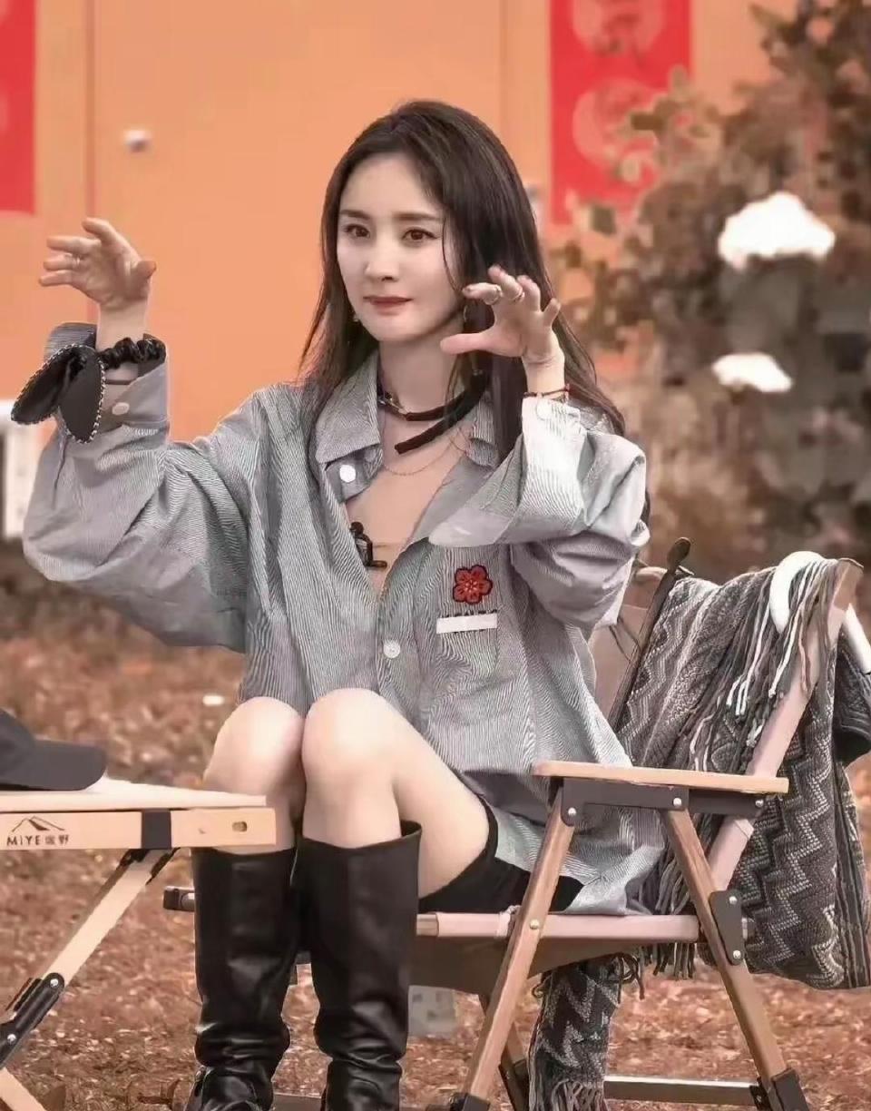 杨幂参加综艺节目，不得不说，年近不惑的她依旧少女感十足！ ​​​