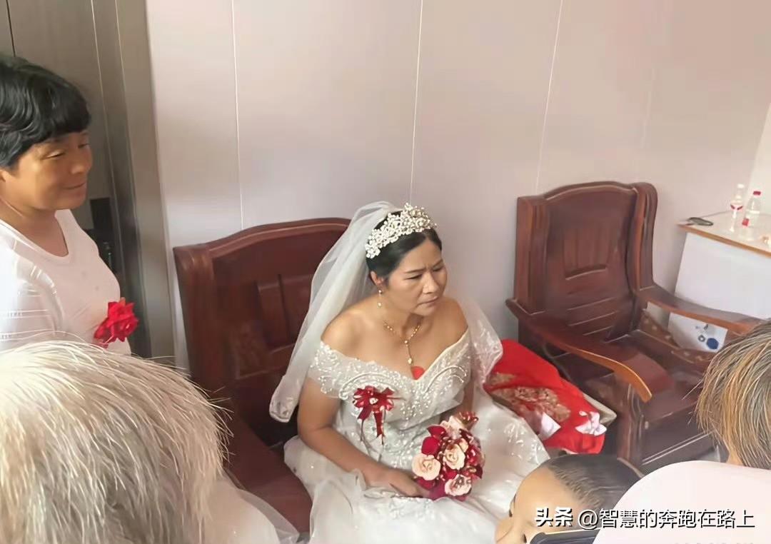 自己不尴尬、尴尬的永远都是别人

我就在想亲人参加婚礼看见新娘时都在想什么？新婚