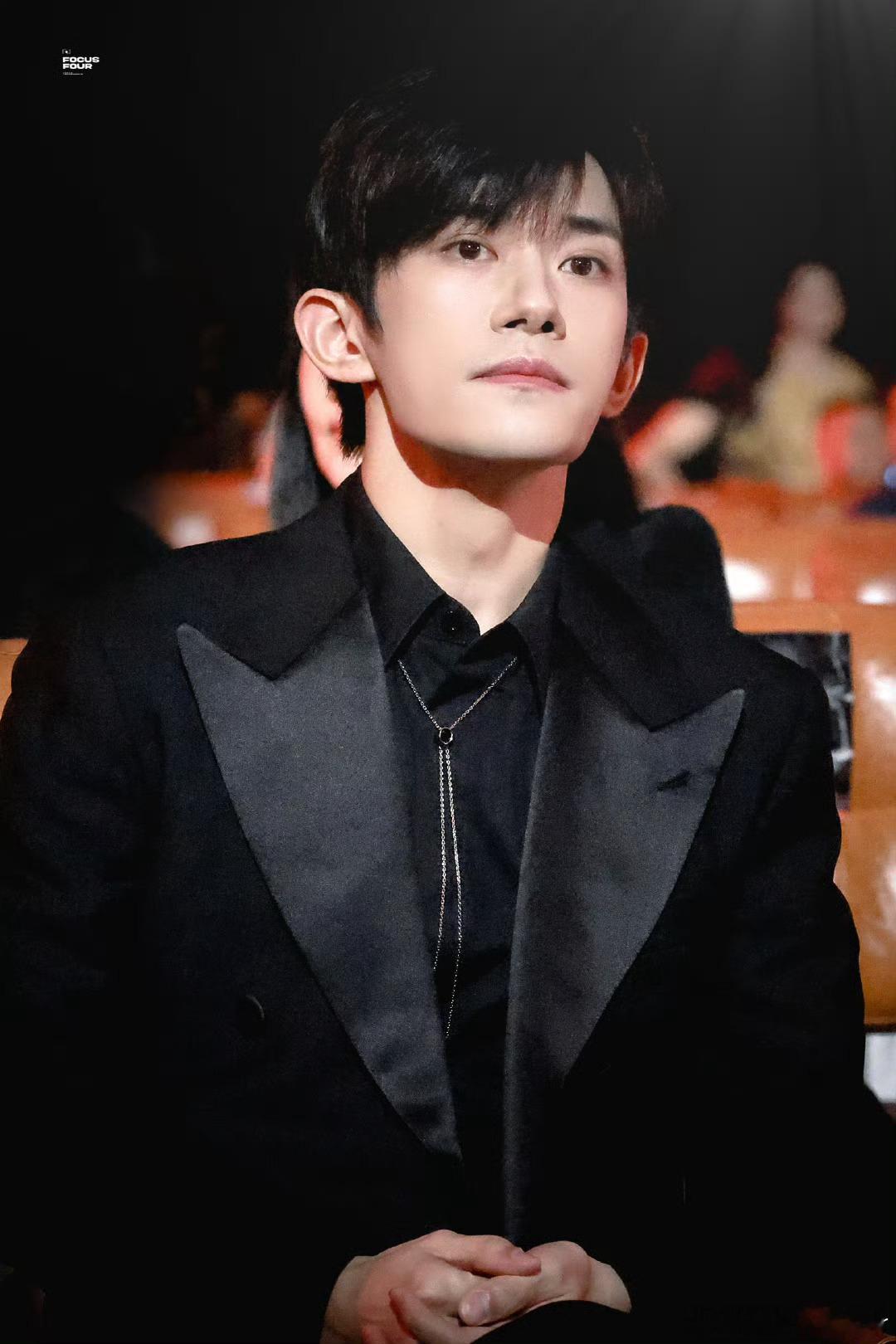易烊千玺获导协年度男演员在“2025中国电影导演之夜” 上，易烊千玺凭借《小小的