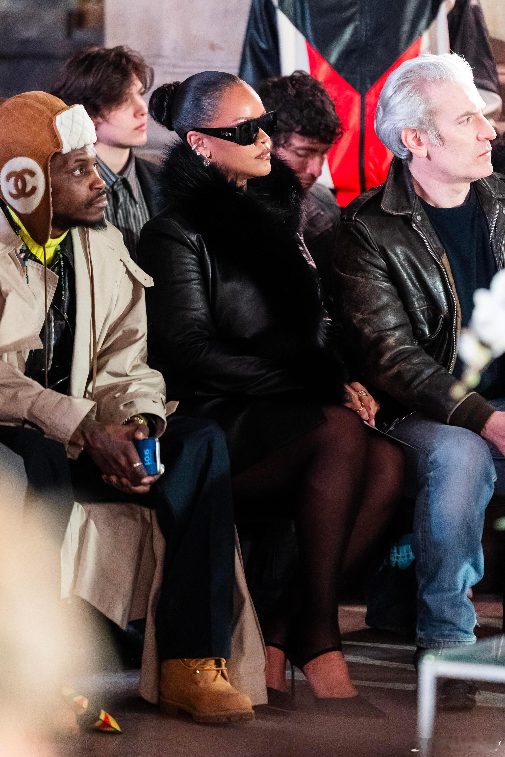 纽约时装周，Rihanna 霸气现身AWGE大秀头排，穿着皮草镶边廓形皮衣搭配蕾