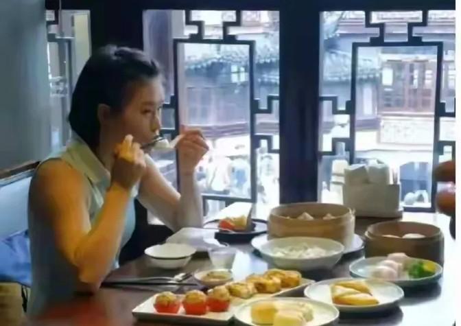 上海姑娘陈芋汐，中秋优雅餐厅打卡，广东妞全红婵，家里院坝烤串儿。这画风，一个精致