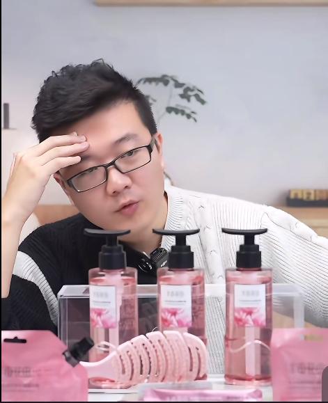 莱维谈樊振东回来打伦敦团体世乒赛的希望不大！
近日，莱维在直播间回答网友提问
“