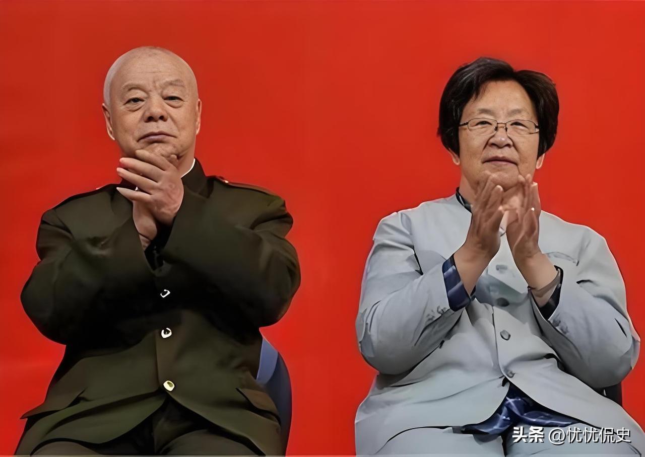 晚年的李讷，眉眼神态与毛主席愈发神似，这份血脉里的相似，藏着岁月沉淀的温情。她与