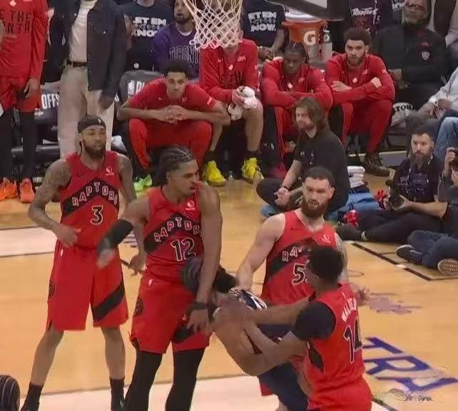 骑士的优势在于各种数据都落后，比分却一直领先……
半场进攻篮板2：8、罚球得分2