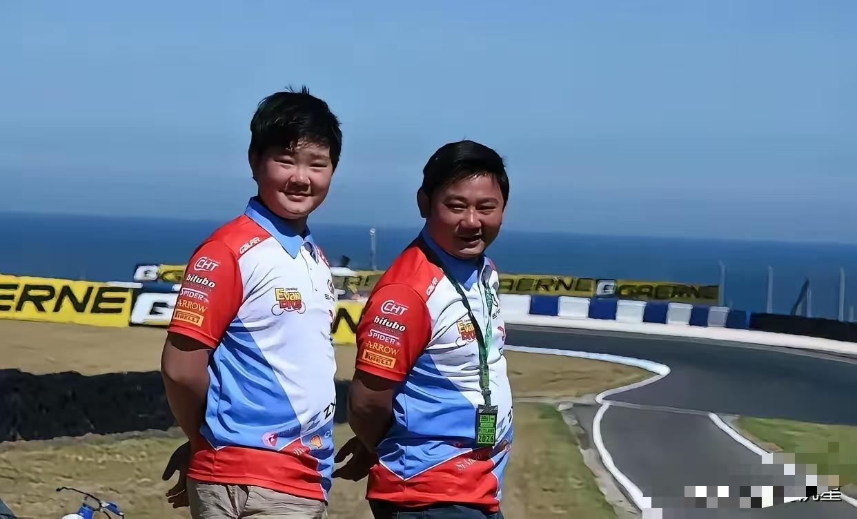 虎父无犬子！建议老张给儿子改个名字，把天拿掉，叫张擎更好，更像一个赛车手的名字。